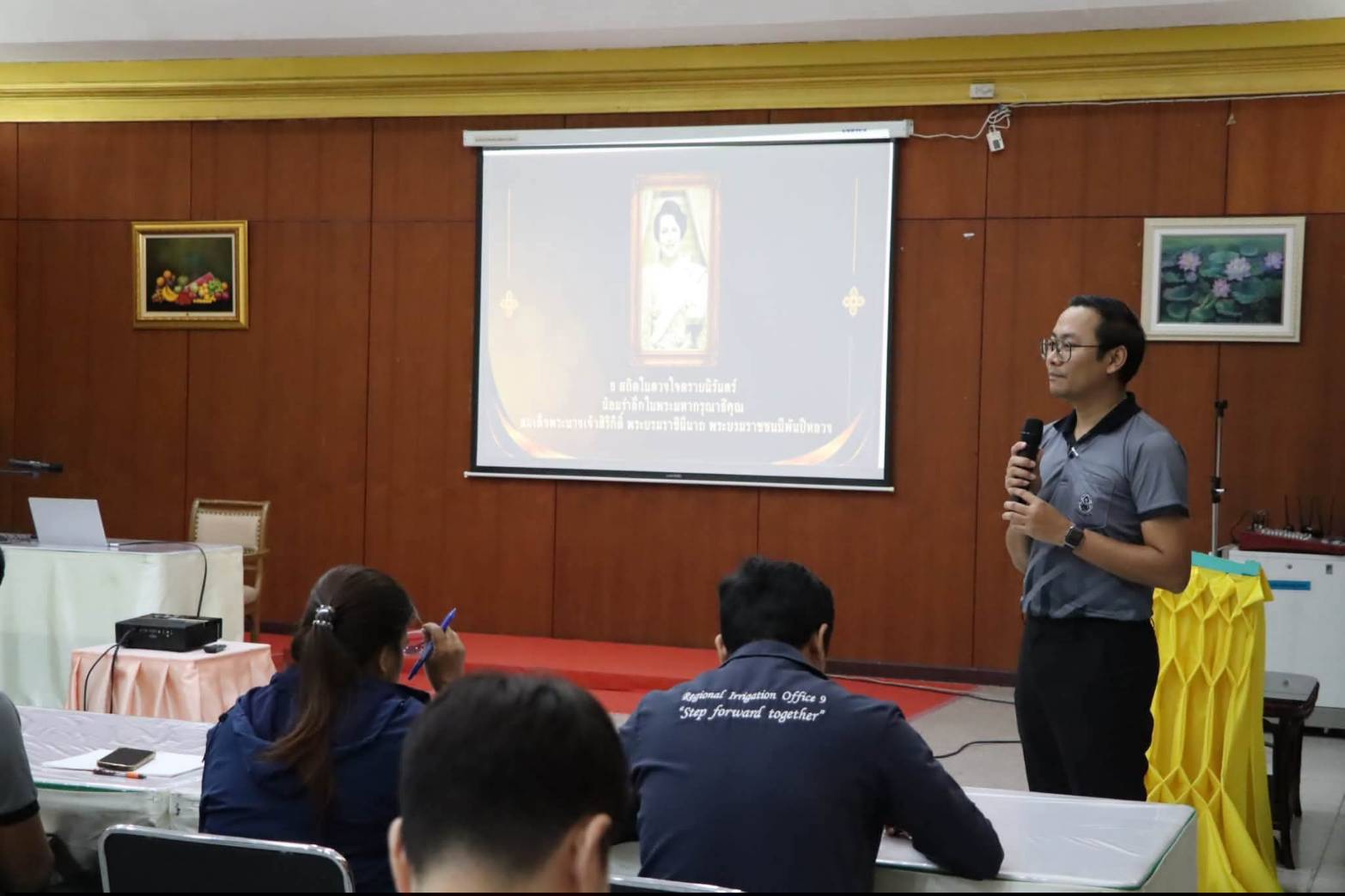 title - นางสาวจิตรลดา ฐินถาวร ผู้อำนวยการกลุ่มฝึกอบรมและการพัฒนาผลิตภัณฑ์ เป็นผู้บรรยายพิเศษ ในโครงการฝึกอบรมเชิงปฏิบัติการ หลักสูตรนักบริหารการชลประทานระดับต้น (รุ่นที่ 33) ณ ห้องประชุมอาคาร 100 ปี ศูนย์ส่งเสริมและพัฒนาอาชีพเสริมนอกภาคการเกษตร